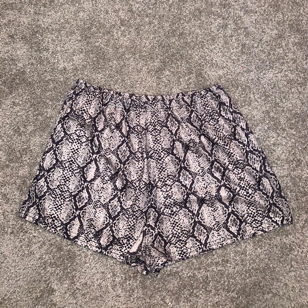 Nasty Gal Collection Snake Print Shorts size 8 - Picture 2 of 5